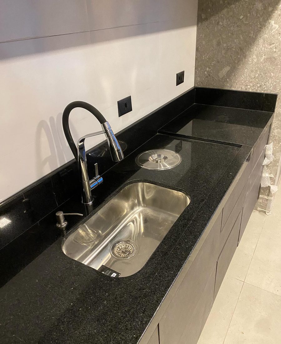 Bancada de cozinha em granito preto com cuba de inox