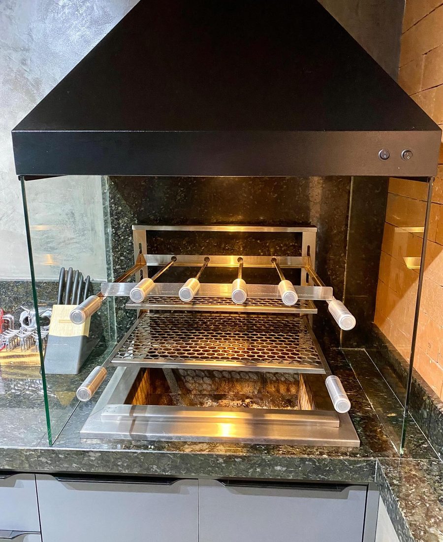 Churrasqueira com bancada em granito na área gourmet