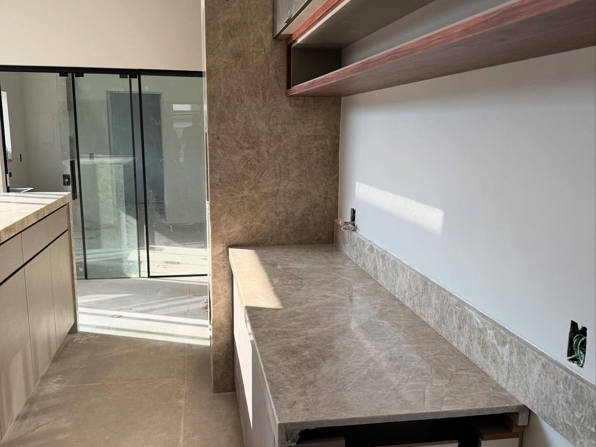 Bancada de pedra sendo montada durante a obra