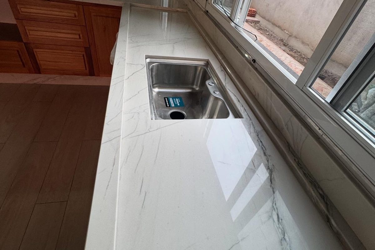 Bancada em mármore branco com cuba de inox